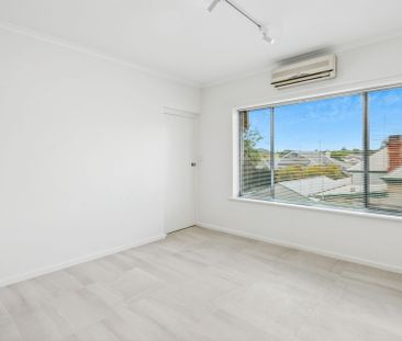 Modern unit in Glenelg - Photo 3