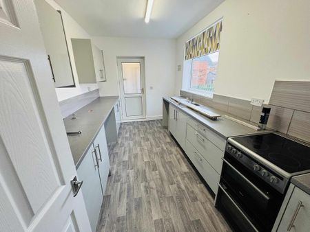 3 bedroom terraced house to rent - Photo 4