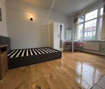 Studio Flat, Ethelbert Gardens, IG2 - Photo 2