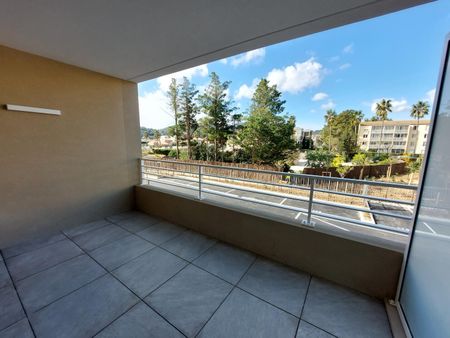 location Appartement T2 DE 38.42m² À HYERES - Photo 2