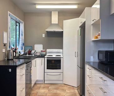 Spacious Living - Photo 2