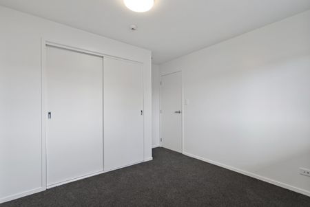 Spacious 3 Bedroom 2 Bathroom in great Location. - Photo 3