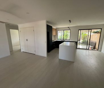 Designer Living in Prime Arundel – Just 1 km to GCUH - Photo 3