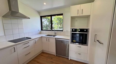 3 Bed with Big Garden for Rent in Helensville - Photo 5