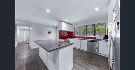 Perfect family home with spacious backyard and greenery - Photo 2