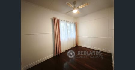 Charming Post-War Home with Lush Gardens & Multiple Living Spaces – 2 Bed | 2 Bath - Photo 3