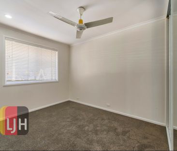 AIR CONDITIONED THREE BEDROOM HOME IN GREAT LOCATION! - Photo 6