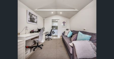 Character Semi with a Fresh & Easy-Care Style - Photo 3