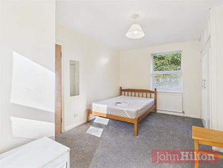 1 bedroom in a house share to rent - Photo 2