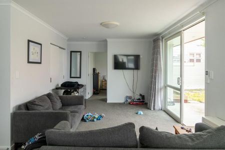 Tidy, low maintenance two bedroom in Avenal! - Photo 2