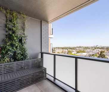 Near-new apartment with design features - Photo 5