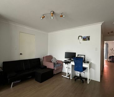 Bright and Spacious Unit in a Convenient Location - Photo 6