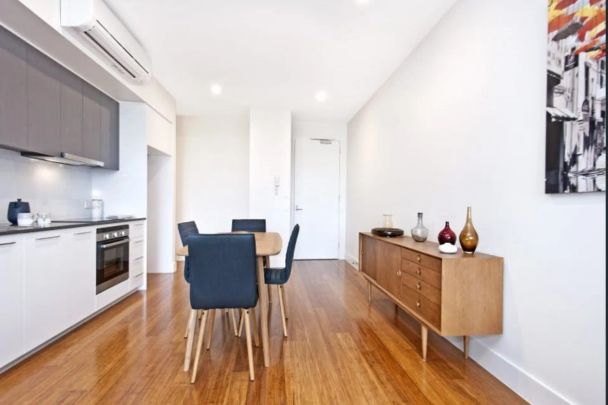 MODERN TWO BEDROOM APARTMENT IN FANTASTIC LOCATION! - Photo 1