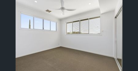 Stunning townhouse with its own private rooftop sanctuary & side access! - Photo 4