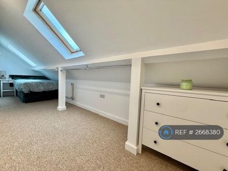 1 bedroom in a flat share to rent - Photo 3