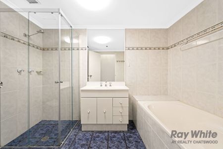 Beautiful 3 Bedroom Air Conditioned Apartment With Double Lock Up Garage - Photo 5