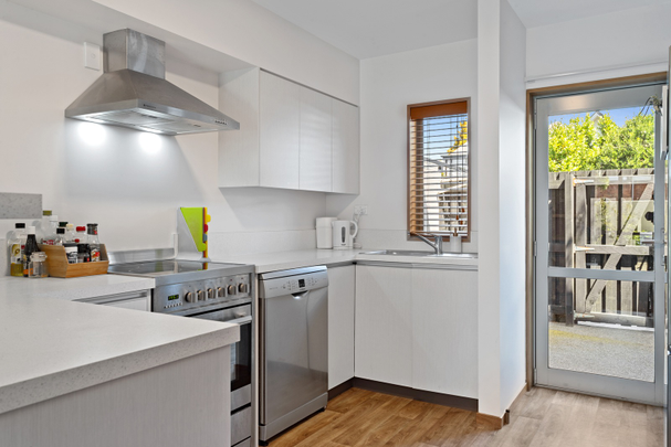 Modern, Sunny 2-Bedroom Townhouse – Prime Location! - Photo 1