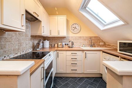 Top floor furnished flat, ample storage space, Bridlington - Photo 5