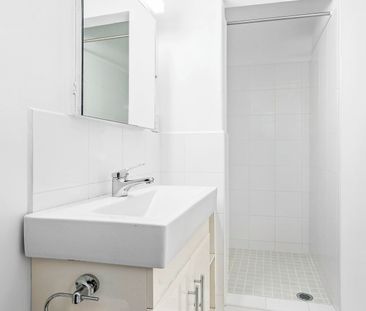 Stylish Studio Apartment in Prime Elwood Location - Photo 1