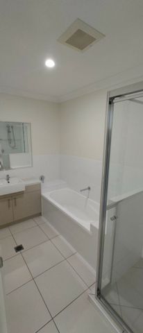 Gorgeous 3 bedroom duplex - Photo 4