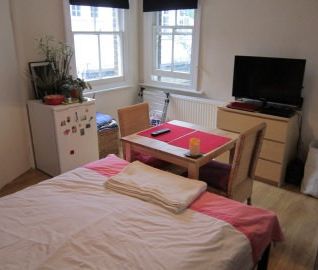 Large double studio with separate kitchen - £240pw - Photo 1