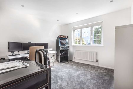 A modern family home ideally located for the amenities of town and station - Photo 4