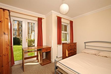 3 bedroom flat to rent - Photo 2