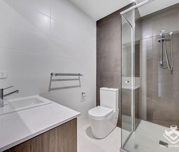 SPACIOUS & STUNNING 4 BEDROOM TOWN HOME - Photo 5