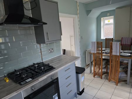 3 Bed Semi-Detached House, Folkestone Road West, M11 - Photo 4