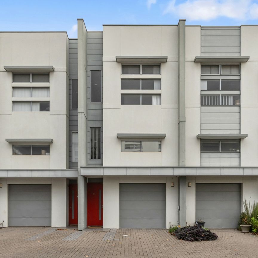 Stylish & Spacious Townhouse in Prime Mawson Lakes Location - Photo 2