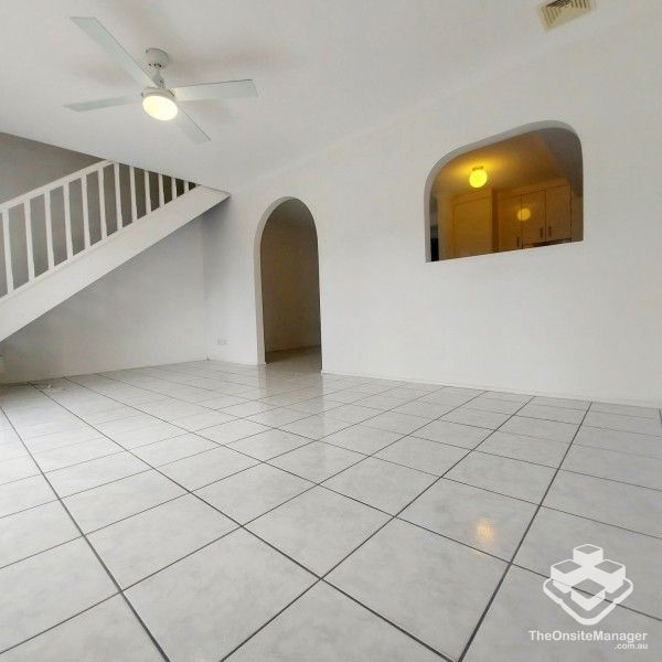 SUNNYBANK HILLS PRIMARY SCHOOL CATCHMENT -3 BEDROOMS TOWNHOUSE - Photo 1