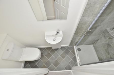 5 bedroom House To Let - Photo 5