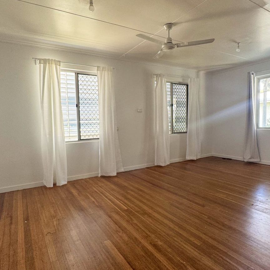 Freshly painted three bedroom home - Photo 1