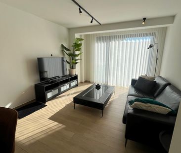 Prachtig gerenoveerd appartement in het centrum van Genk - Photo 1