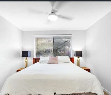 “Family home with sparkling pool” - Photo 3