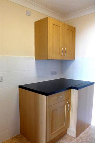 1 bedroom retirement property to rent - Photo 4