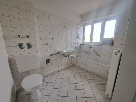 Renovierte 2-Zimmer-Wohnung mit Fahrstuhl in Bremerhaven-Lehe! - Photo 1