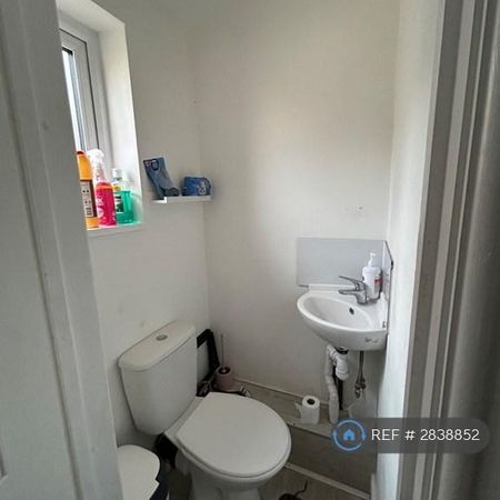 1 bedroom in a house share to rent - Photo 3
