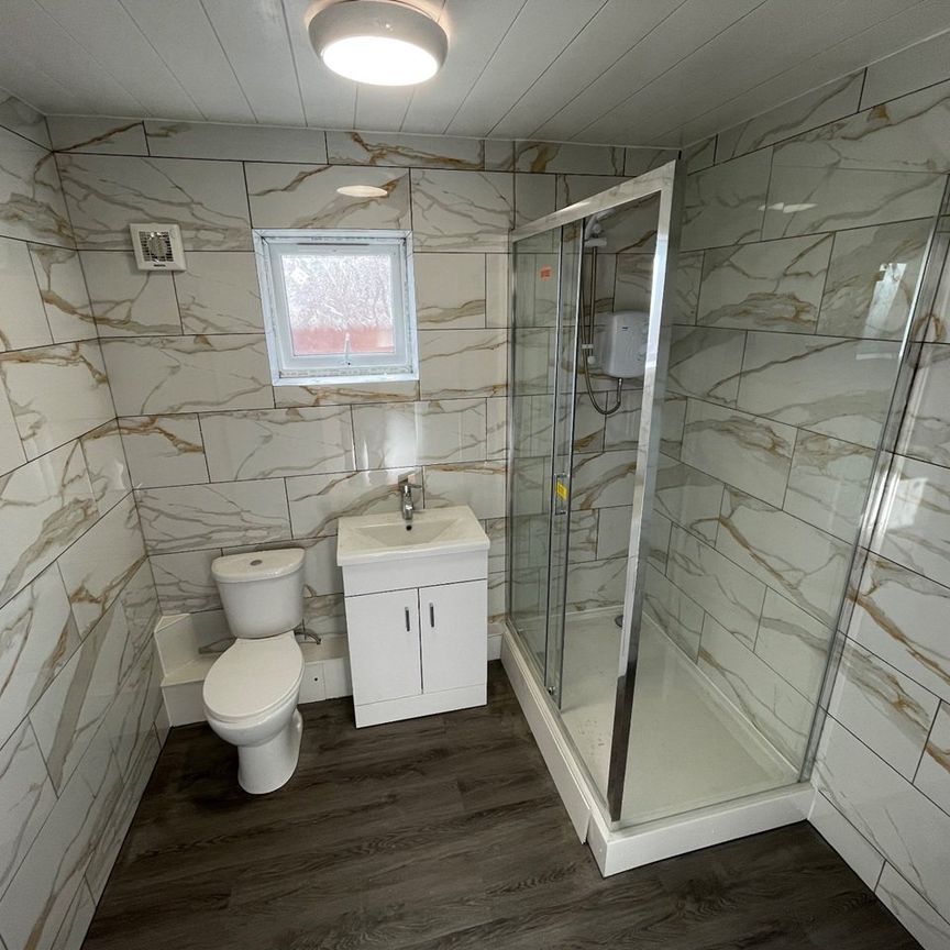 2 Bed Flat, Romsey Road, SO16 - Photo 1