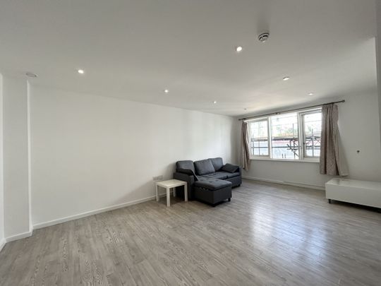 Embankment House - Photo 1