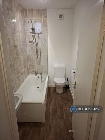 4 bedroom flat to rent - Photo 4