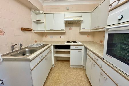 Lyndhurst Court, HUNSTANTON - Photo 3