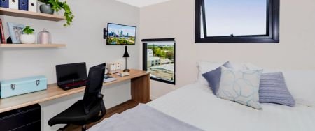 3 Bedroom Apartment - Photo 2