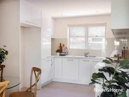 Stylish Apartment on the Edge of the Spot - Photo 5