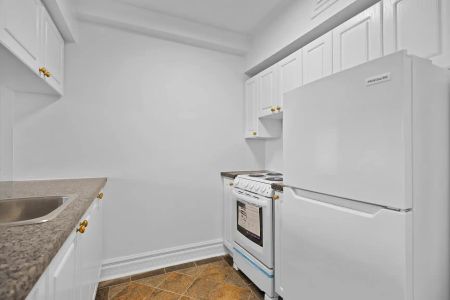 Westmount Place — 1 Bedroom - Photo 5