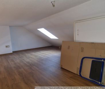 Kleine Dachgeschosswohnung ab Februar verfügbar - 2 Zimmer, Badewan... - Foto 1