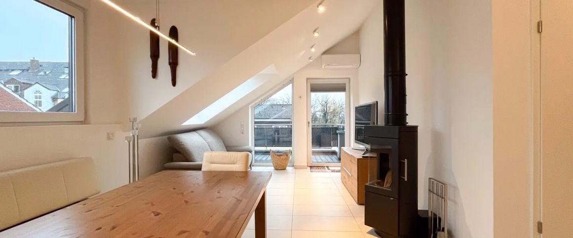 Komfortable seniorenfreundliche Dachgeschosswohnung mit Aufzug und Balkon - Photo 1