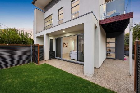 Modern Duplex With Leafy Golf Course Views - Photo 5