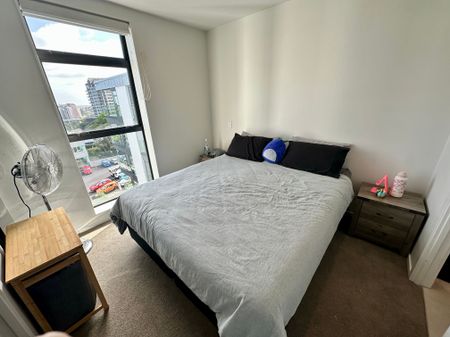 Modern Two Bedroom Apartment - Photo 2