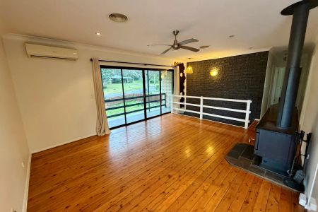 Spacious Two-Storey Home with Views in Katoomba - Photo 3